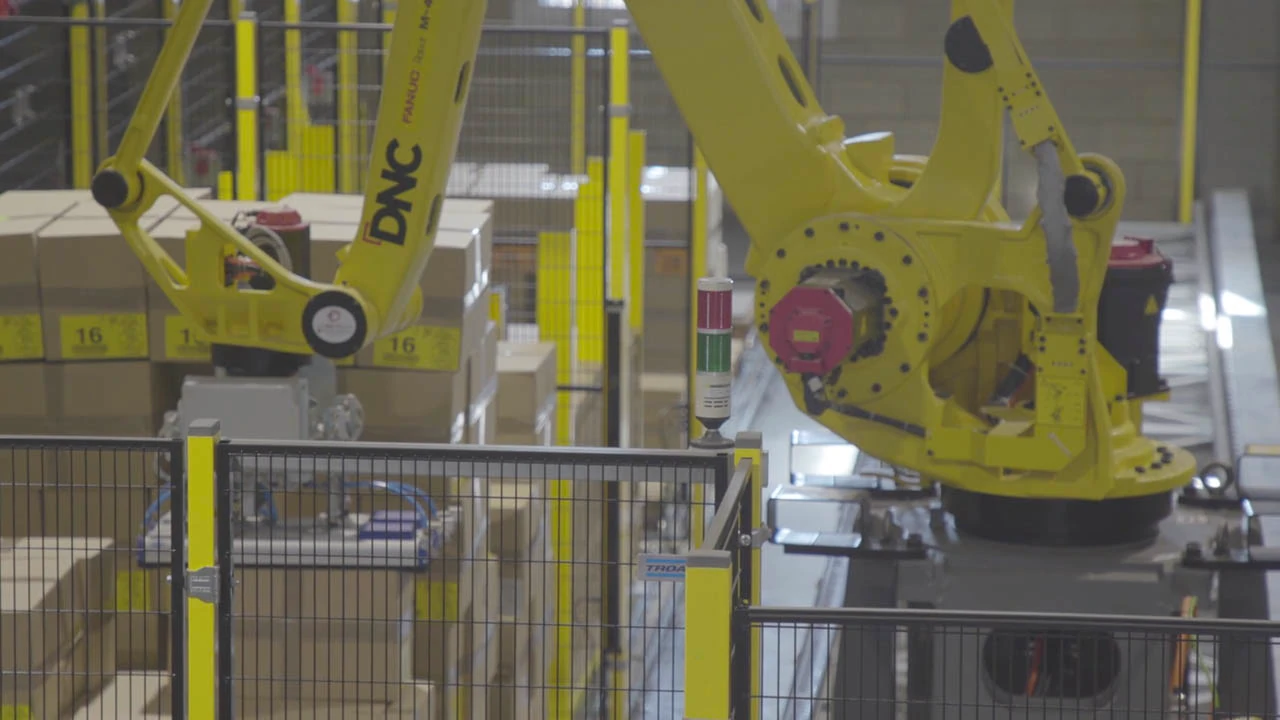 Palletizing robot with multiple workstations